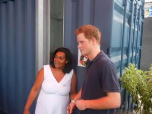 Lúcia Cabral com o Príncipe Harry em sua visita ao Educap